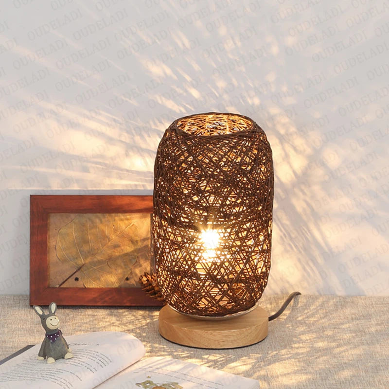 Berlin Nachttischlampe – Rattan-Design mit Holzfuß