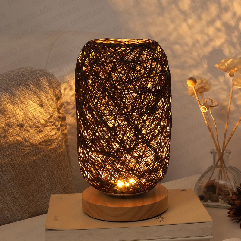Berlin Nachttischlampe – Rattan-Design mit Holzfuß