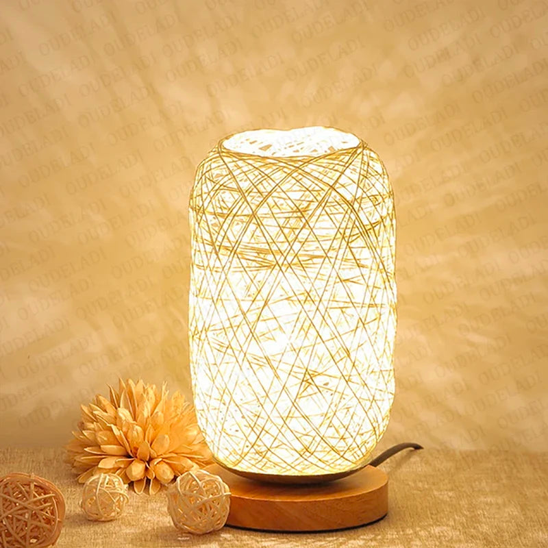Berlin Nachttischlampe – Rattan-Design mit Holzfuß