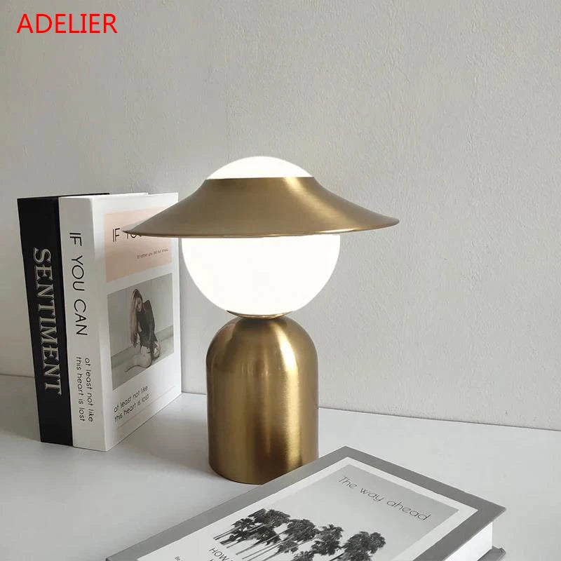 Paris Nachttischlampe – LED in Gold aus Metall