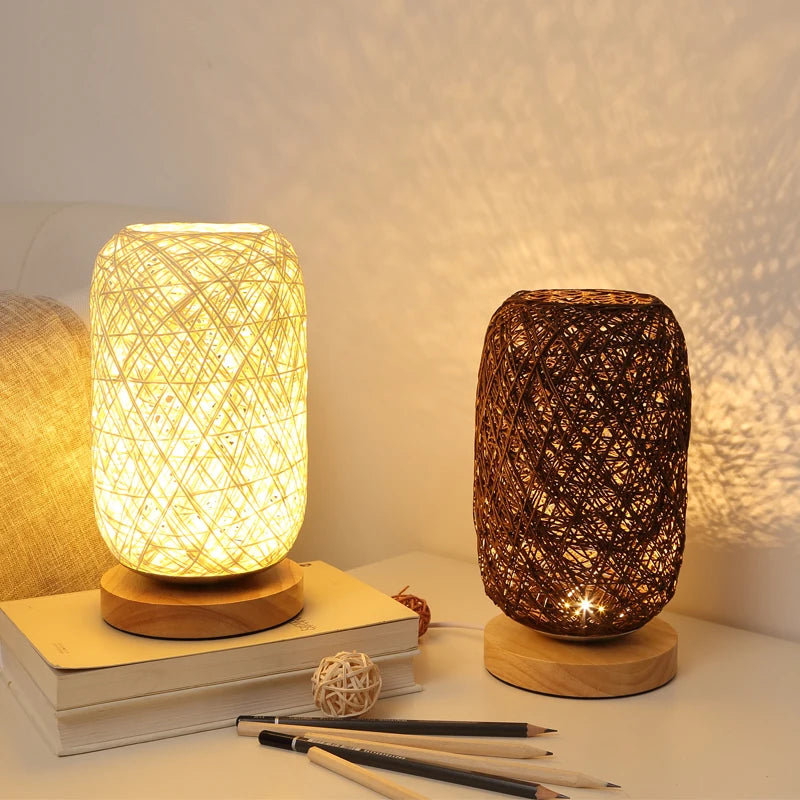 Berlin Nachttischlampe – Rattan-Design mit Holzfuß