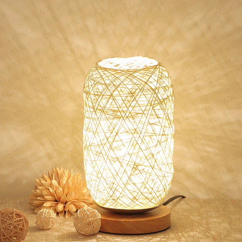 Berlin Nachttischlampe – Rattan-Design mit Holzfuß