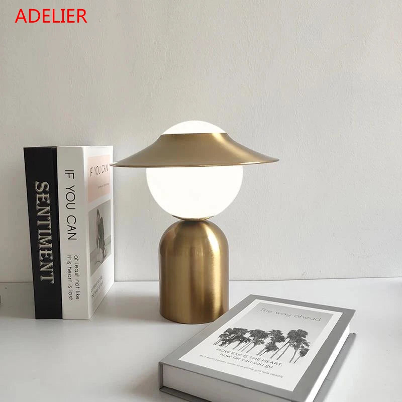 Paris Nachttischlampe – LED  in Gold aus Metall