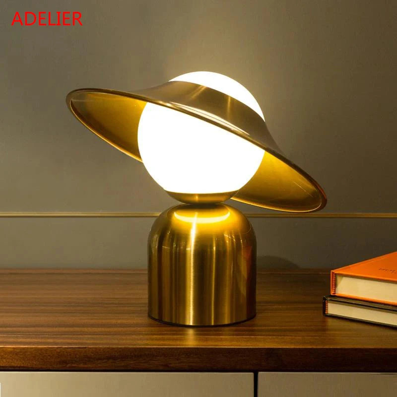 Paris Nachttischlampe – LED  in Gold aus Metall